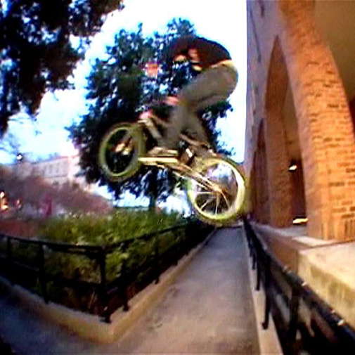 A emoção dos jovens motociclistas entusiastas!